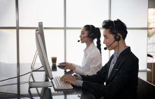 concetto di squadra di servizio. vendita di operatori o contact center in ufficio, call center per le informazioni, ufficio di supporto alle vendite del team professionale di qualità. azienda rappresentativa del posto di lavoro dell'ambiente. foto