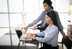 concetto di squadra di servizio. vendita di operatori o contact center in ufficio, call center per le informazioni, ufficio di supporto alle vendite del team professionale di qualità. azienda rappresentativa del posto di lavoro dell'ambiente. foto