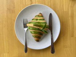 croissant e foglie di tè verde foto