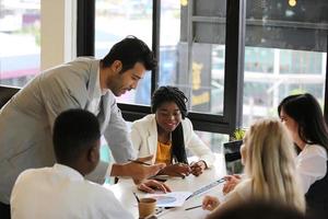 gruppo di diversi uomini d'affari che collaborano in ufficio o uomini d'affari multietnici in riunione. foto