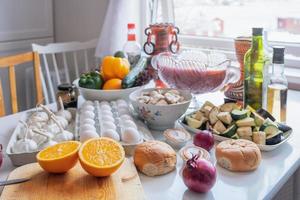 ingrediente cibo crudo con frutta e verdura che si preparano per la cottura foto