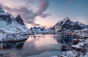 paesaggio del villaggio scandinavo nella valle sulla costa al tramonto foto