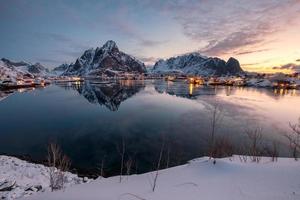 paesaggio del villaggio di pescatori con riflesso di montagna a reine foto