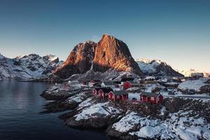 casa scandinava o villaggio di pescatori di hamnoy a moskenes alle isole lofoten foto