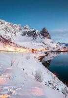 paesaggio di strada incandescente sulla montagna nel villaggio di pescatori norvegese sulla costa artica foto