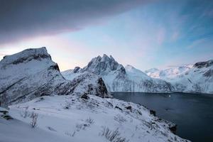 maestosa montagna innevata sul monte segla in inverno all'isola di senja foto