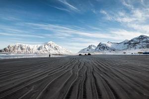 scenario della spiaggia del solco con la montagna innevata sulla costa alla spiaggia di skagsanden foto