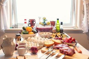 carne di manzo crudista, uova con verdure alimentari sane, frutta preparata cucinando sul tavolo foto