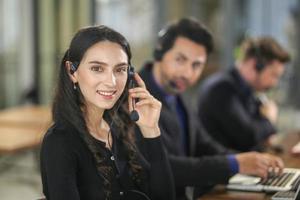 concetto di squadra di servizio. vendita di operatori o contact center in ufficio, call center per le informazioni, ufficio di supporto alle vendite del team professionale di qualità. azienda rappresentativa del posto di lavoro dell'ambiente. foto