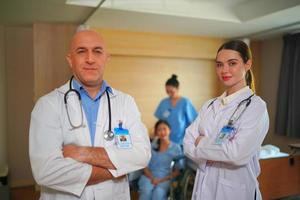 equipe medica internazionale. personale medico ospedaliero. incontro medico e infermiere asiatico e caucasico di razza mista. clinica e stetoscopio. foto