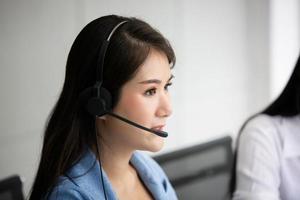 concetto di squadra di servizio. vendita di operatori o contact center in ufficio, call center per le informazioni, ufficio di supporto alle vendite del team professionale di qualità. azienda rappresentativa del posto di lavoro dell'ambiente. foto