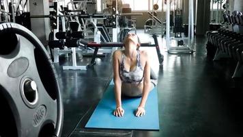 esercizio di giovane donna sottile in palestra. foto