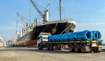 carico di container in una nave da carico con gru industriale. nave portacontainer in società di logistica aziendale di importazione ed esportazione. concetto di industria e trasporto. foto