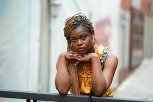 ritratto di giovani ragazze di pelle nera con acconciatura afro in posa all'aperto. foto