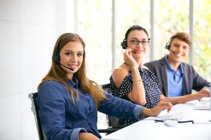 concetto di squadra di servizio. vendita di operatori o contact center in ufficio, call center per le informazioni, ufficio di supporto alle vendite del team professionale di qualità. azienda rappresentativa del posto di lavoro dell'ambiente. foto