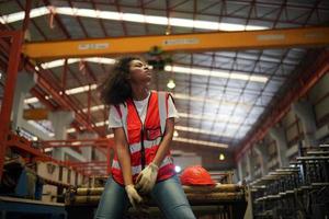 caposquadra o lavoratrice lavoratrice presso il sito di fabbrica controlla la macchina o i prodotti in loco. ingegnere o tecnico che controlla materiale o macchina sull'impianto. industriale e di fabbrica. foto