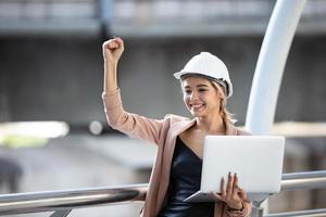 ingegnere di cantiere femminile con laptop. foto