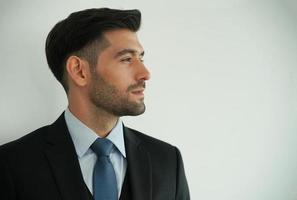 elegante giovane uomo bello caucasico su sfondo bianco, ritratto di moda in studio. foto