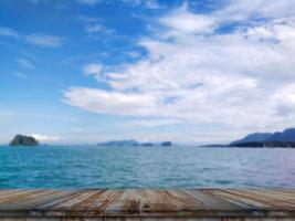 piani dei tavoli in legno sul fondo del mare sfocato foto