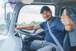 sorriso fiducia giovane camionista professionista nel trasporto lungo di affari