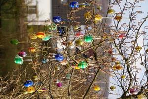 uova di Pasqua colorate sull'albero in giardino in una giornata di sole. foto