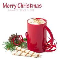 cartolina di Natale con tazza di caffè rossa condita con panna montata foto