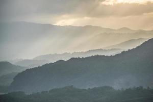 la catena montuosa nel nord della Thailandia con il bellissimo raggio di luce. foto