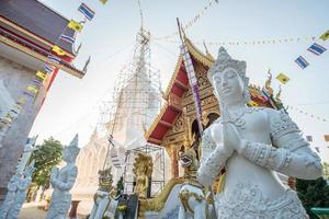 statua di deva o angelo in tradizionale stile tailandese nel tempio della regione settentrionale della tailandia. foto