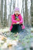 bambina con un coniglio foto