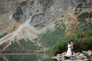 coppia di innamorati sullo sfondo del lago sea-eye in polonia foto