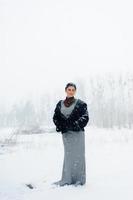 passeggiata invernale in una tempesta di neve con un cane foto