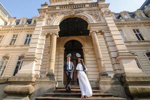 servizio fotografico di matrimonio sullo sfondo del vecchio edificio. lo sposo guarda la sua sposa in posa. fotografia di matrimonio rustica o boho. foto