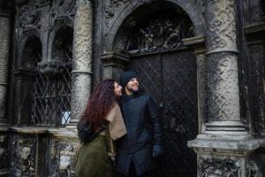 coppia di innamorati che si divertono all'aperto. uomo che copre gli occhi della donna con cappuccio. foto