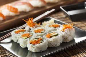 rotolo di sushi di verdure giapponese sano di maki foto