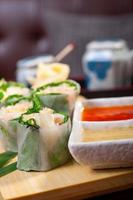 selezione di assortimento di combinazione di scelta di sushi fresco foto