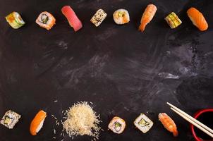 sushi impostato su sfondo scuro. minimalismo foto