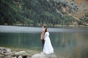 coppia di innamorati sullo sfondo del lago sea-eye in polonia foto