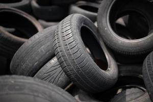 vecchi pneumatici neri per auto. discarica non autorizzata. foto