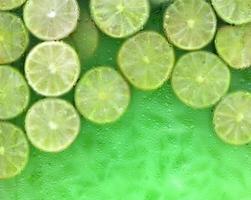 limonata fresca con lime verde foto