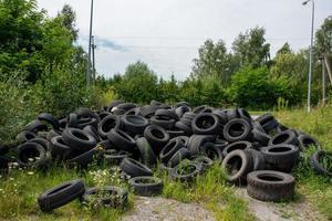 vecchi pneumatici neri per auto. discarica non autorizzata. foto