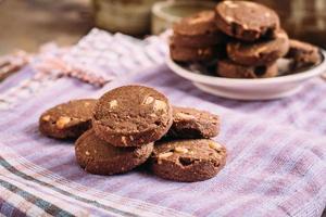 biscotti al cioccolato e nocciole sul panno