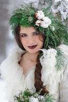ritratto di una bella giovane sposa con un bouquet. cerimonia di nozze d'inverno. foto