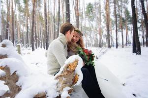 bella coppia di sposi sul loro matrimonio invernale foto