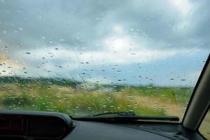 gocce di pioggia sul parabrezza dell'auto. foto