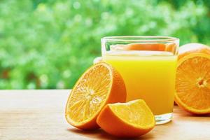 arance e succo di frutta foto