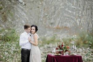 la sposa e lo sposo. cerimonia di matrimonio sullo sfondo delle montagne foto