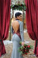 cerimonia di matrimonio per due vicino all'arco rosso foto