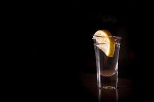 tequila girato con il limone foto