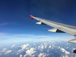 il cielo sopra le nuvole su un aereo foto