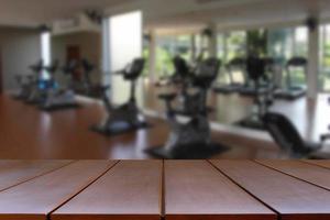 palestra per fitness e salute e esercizi con manubri. foto